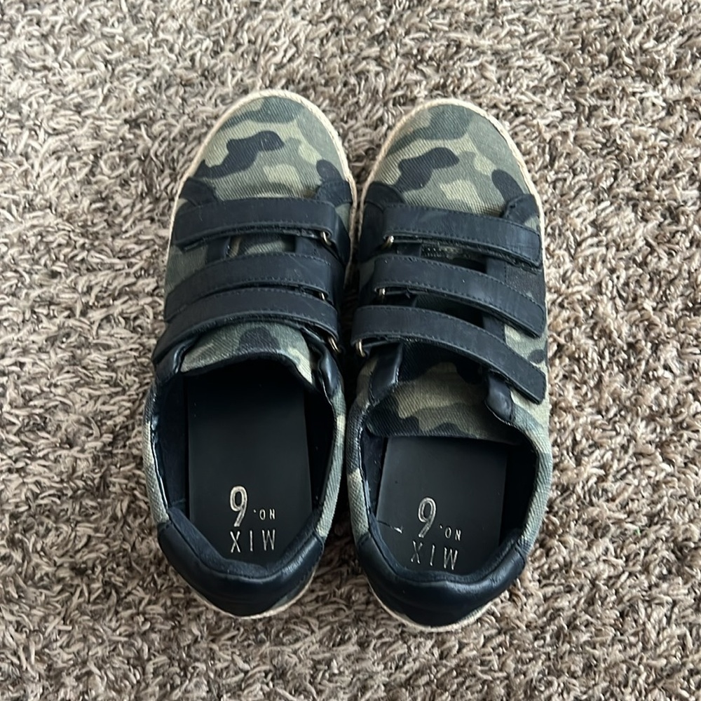 Women’s size 8 camo shoes - Picture 2 of 5